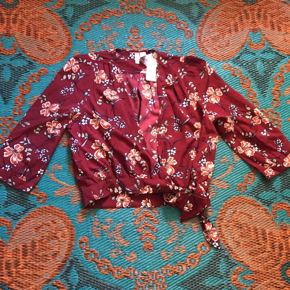 Gorgeous cropped floral wrap shirt